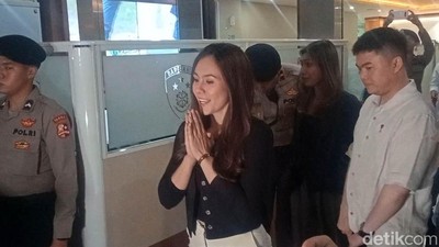 6 Jam Lebih Diperiksa soal Promosi Judi Online, Wulan Guritno Full Senyum