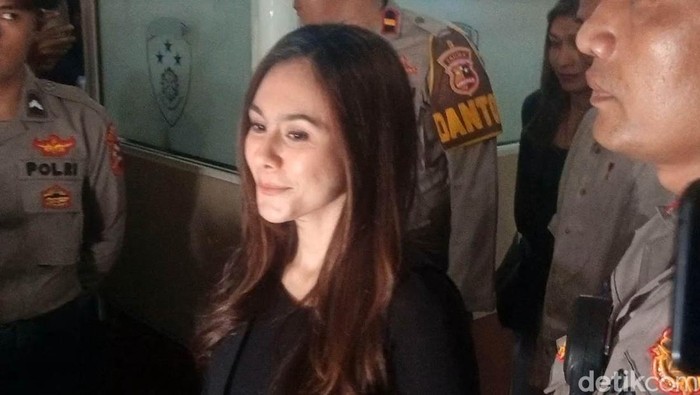 Wulan Guritno usai jalani pemeriksaan di Bareskrim.