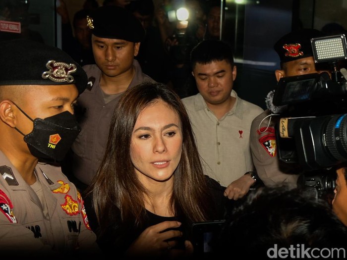Aktris Wulan Guritno memenuhi panggilan Bareskrim Polri terkait dugaan promosi situs judi online. Wulan Guritno menebar senyum setibanya di Bareskrim, Kamis (14/9/2023).