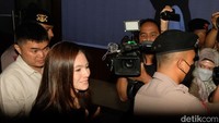 Wulan Guritno tersenyum saat akan dan selesai menjalani proses pemeriksaan. Foto: Andhika Prasetia