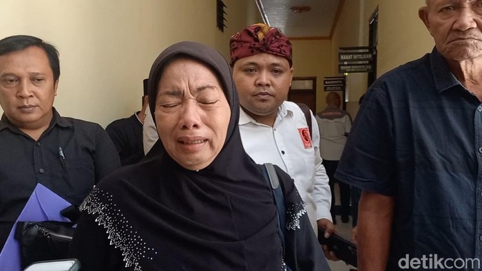 Zainab, ibu korban pembunuhan yang dikubur di bukit menangis di Polres Sampang