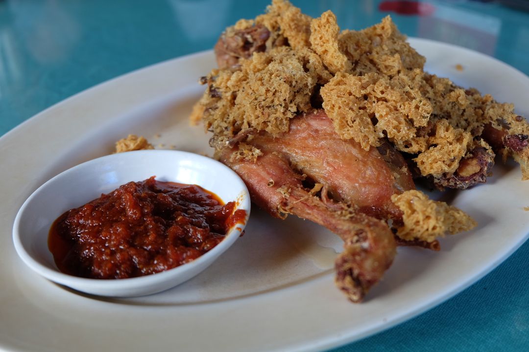 5 Tempat Makan Ayam Goreng 'Ndeso' Legendaris yang Selalu Bikin Kangen