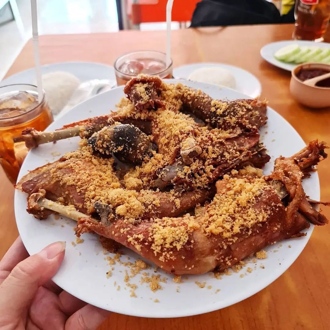 5 Tempat Makan Ayam Goreng 'Ndeso' Legendaris yang Selalu Bikin Kangen