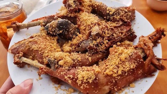 5 Tempat Makan Ayam Goreng ‘Ndeso’ Legendaris yang Selalu Bikin Kangen
