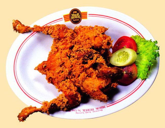 5 Tempat Makan Ayam Goreng 'Ndeso' Legendaris yang Selalu Bikin Kangen