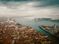 Cantik Sekaligus Seram, Pesona Venesia Dalam Film A Haunting in Venice