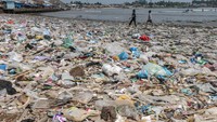 Sejumlah anak berjalan di atas tumpukan sampah di Pantai Labuan, Pandeglang, Banten, Jumat (15/9/2023).  