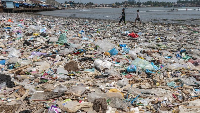 Aduh! Pantai Labuan Kembali Dipenuhi Sampah Pantai Labuan, Pandeglang, Banten, kembali dipenuhi sampah. Begini kondisinya.