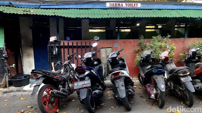 Aduh! Ribuan Warga di Johar Baru Tidak Punya MCK Ternyata di Kecamatan Johar Baru, Jakarta, masih ada 4.792 keluarga yang tidak memiliki MCK di rumahnya. Mereka masih memakai toilet umum.