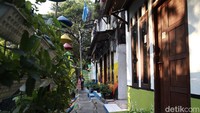 Ketiadaan MCK pribadi di permukiman padat penduduk karena keterbatasan lahan.  