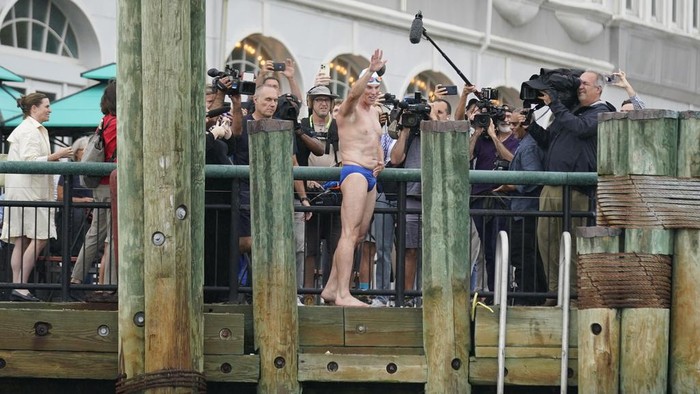 Aksi Pria 53 Tahun Berenang 500 Km Susuri Sungai Hudson New York Lewis Pugh dives in to the Husdosn River off the tip of lower Manhattan in New York, Wednesday, Sept. 13, 2023. The Hudson River is 315 miles from its source in the Adirondack Mountains to New York City. And Pugh is swimming all of it. The 53-year-old endurance swimmer finished the leg of his monthlong river journey Wednesday at the lower tip of Manhattan. (AP Photo/Seth Wenig)