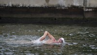 Namun nyatanya, kualitas air sungai Hudson masih jauh dari sempurna. Pugh harus menghindari sampah plastik yang banyak mengambang begitu pula dengan kapal tunda, di tengah perjuangannya melawan kelelahan. Di beberapa bagian dari aksi merenangi sungai Hudson itu, Pugh memastikan untuk selalu meminum sebotol Pepto-Bismol, berkumur dengan obat kumur antiseptik, mencuci tangan dengan sabun, dan mengenakan penutup telinga.