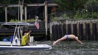 Perenang maraton asal Inggris, Lewis Pugh, menuntaskan aksi merenangi Sungai Hudson sejauh 500 kilometer di New York pada hari Rabu (13/09). Pria berusia 53 tahun itu membutuhkan waktu satu bulan untuk mencapai garis finish di Manhattan. 