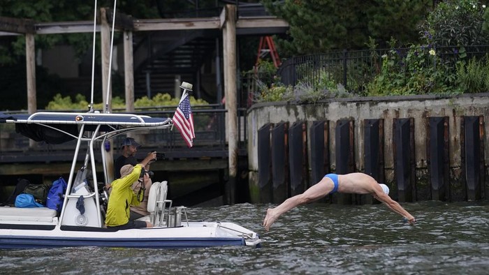 Lewis Pugh dives in to the Husdosn River off the tip of lower Manhattan in New York, Wednesday, Sept. 13, 2023. The Hudson River is 315 miles from its source in the Adirondack Mountains to New York City. And Pugh is swimming all of it. The 53-year-old endurance swimmer finished the leg of his monthlong river journey Wednesday at the lower tip of Manhattan. (AP Photo/Seth Wenig)