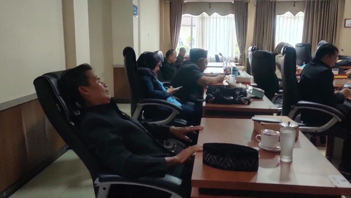 Anggota DPRD Pangandaran tidur saat rapat paripurna.