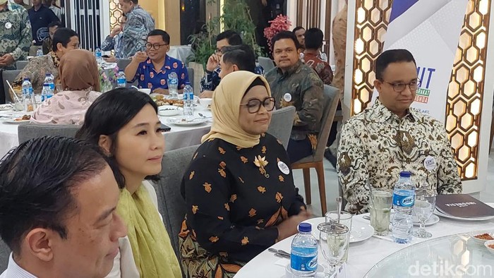 Anies Baswedan salaman dengan Veronica Tan. (Kurniawan Fadil)
