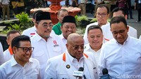 Sekjen PKS Aboe Bakar Alhabsy memberikan keterangan pers soal rapat majelis syuro PKS.
