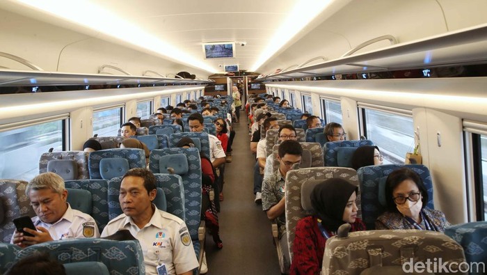 Antusias Warga Jajal Kereta Cepat Jakarta-Bandung
