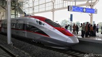 Satu rangkaian kereta cepat terdiri dari 8 kereta dengan total panjang 208 meter yang memiliki tiga kelas pelayanan yaitu First Class di kereta 1 & 8, Business Class di kereta 7, dan sisanya adalah Premium Economy. Pradita Utama/detikcom.