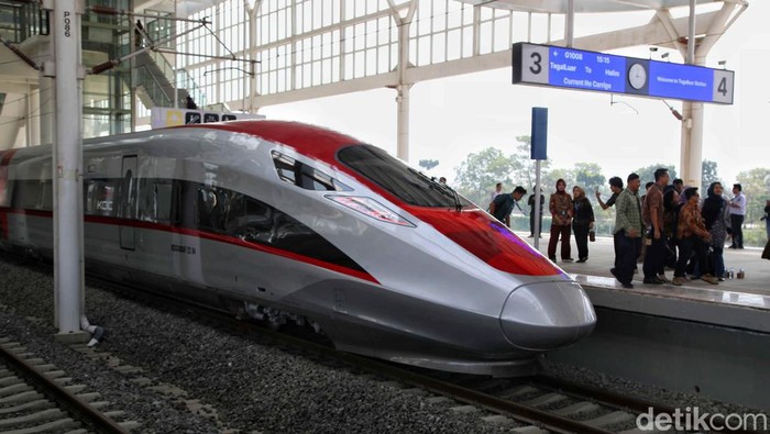 Antusias Warga Jajal Kereta Cepat Jakarta-Bandung