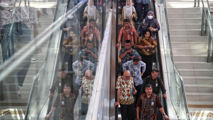 Antusias Warga Jajal Kereta Cepat Jakarta-Bandung