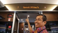 Perlu diketahui Presiden Joko Widodo menjajal langsung Kereta Cepat Jakarta-Bandung. Saat dijajal Jokowi, kereta cepat itu bisa menempuh kecepatan 351 km/jam dalam waktu 28 menit. Tercatat, waktu tempuh perjalanan dari Stasiun Halim ke Stasiun Padalarang sekitar 28 menit. Kemudian dari Stasiun Padalarang ke Stasiun Bandung sekitar 18 menit. 