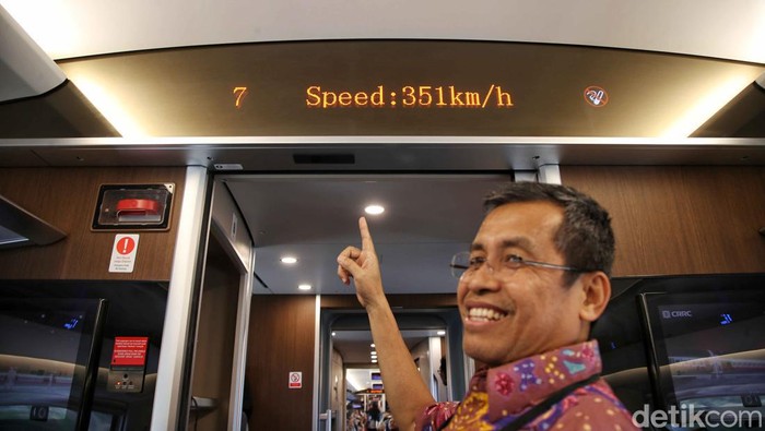 Antusias Warga Jajal Kereta Cepat Jakarta-Bandung Antusias Warga Jajal Kereta Cepat Jakarta-Bandung