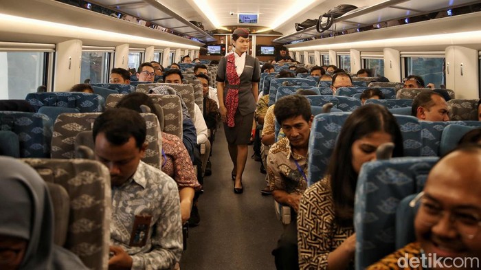 Antusias Warga Jajal Kereta Cepat Jakarta-Bandung