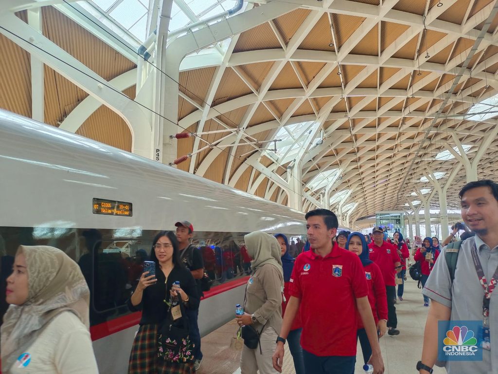 Antusias warga umum naik Kereta Cepat Jakarta-Bandung secara gratis dari Stasiun Halim. (CNBC Indonesia/Martyasari Rizky)