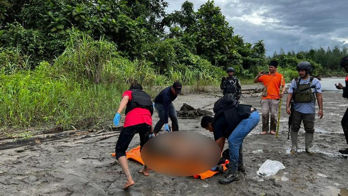 Aparat saat mengevakuasi lima jenazah anggota KKB yang tewas dalam kontak tembak di Kabupaten Yahukimo, Papua Pegunungan.