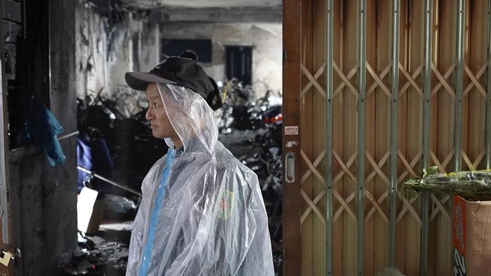 Apartemen di Vietnam Hangus Terbakar, 56 Orang Tewas A security officer walks past burned vehicles in an apartment building that was caught fire in Hanoi, Vietnam Thursday, Sept. 14, 2023. A fire broke just before midnight Tuesday in the apartment building that killed scores of people. (AP Photo/Hau Dinh)