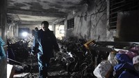 Apartemen ini berlantai 9. Bagian dalam menghitam karena dilahap api. (Foto: AP/Hau Dinh)
