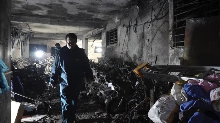 Apartemen di Vietnam Hangus Terbakar, 56 Orang Tewas A security officer walks past burned vehicles in an apartment building that was caught fire in Hanoi, Vietnam Thursday, Sept. 14, 2023. A fire broke just before midnight Tuesday in the apartment building that killed scores of people. (AP Photo/Hau Dinh)