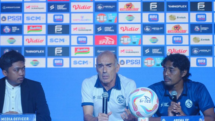 Pelatih Arema FC Fernando Valente saat memberikan keterangan, Jumat (15/9/2023) di Gianyar.
