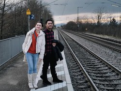 Azriel dan Sarah mengunggah postingan mereka saat sedang berlibur ke Freiburg-St.Georgen, Jerman, pada 26 Desember 2022. Azriel tampak mengenakan kemeja kotak-kotak merah dan Sarah mengenakan kaos merahberlapis jaket putih. Keduanya tampak tersenyum manis menghadap ke kamera. (Foto: Instagram ssarah_menzel)