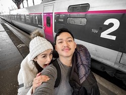 Azriel dan Sarah sempat berlibur ke Kota Strasbourg, Perancis. Sarah tampak ingin menggigit lengan kekasihnya dengan Azriel yang hanya tersenyum ke kamera. Foto tersebut diunggah Azriel pada 23 Desember 2022. (Foto: Instagram azriel_hermansyah)