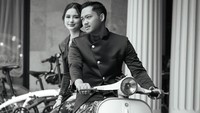 Azriel Hermansyah membonceng Sarah Menzel menggunakan Vespa klasik di acara Mitoni anak kedua Atta dan Aurel. Sarah tampak mengenakan kebaya dan Azriel mengenakan beskap. Foto ini diunggah oleh Azriel di akun Instagramnya pada Minggu (10/9/2023). (Foto: Instagram ssarah_menzel)