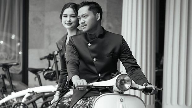 Azriel Hermansyah membonceng Sarah Menzel menggunakan Vespa klasik di acara Mitoni anak kedua Atta dan Aurel. Sarah tampak mengenakan kebaya dan Azriel mengenakan beskap. Foto ini diunggah oleh Azriel di akun Instagramnya pada Minggu (10/9/2023) (Foto: Instagram ssarah_menzel)