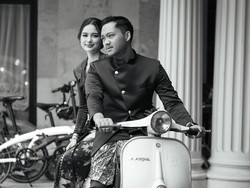 Azriel Hermansyah membonceng Sarah Menzel menggunakan Vespa klasik di acara Mitoni anak kedua Atta dan Aurel. Sarah tampak mengenakan kebaya dan Azriel mengenakan beskap. Foto ini diunggah oleh Azriel di akun Instagramnya pada Minggu (10/9/2023). (Foto: Instagram ssarah_menzel)