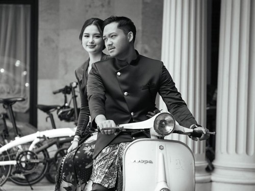 Azriel Hermansyah membonceng Sarah Menzel menggunakan Vespa klasik di acara Mitoni anak kedua Atta dan Aurel. Sarah tampak mengenakan kebaya dan Azriel mengenakan beskap. Foto ini diunggah oleh Azriel di akun Instagramnya pada Minggu (10/9/2023) (Foto: Instagram ssarah_menzel)