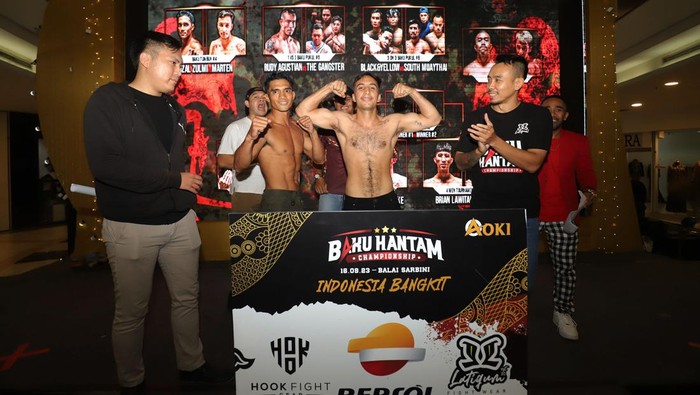 Sejumlah Petarung melakukan sesi timbang badan dalam Baku Hantam Championship  Session 3 di Jakarta, Jumat (15/9/2023). Ajang olahraga seni bela diri campuran atau Mixed Martial Arts (MMA) bertajuk Baku Hantam Championship akan kembali hadir pada 16 September 2023. Pertama kali hadir dua tahun lalu, edisi ketiga penyelenggaraan bakal digelar di Balai Sarbini, Jakarta Selatan.