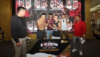 Sejumlah Petarung melakukan sesi timbang badan dalam Baku Hantam Championship Session 3 di Jakarta, Jumat (15/9/2023). Ajang olahraga seni bela diri campuran atau Mixed Martial Arts (MMA) bertajuk Baku Hantam Championship akan kembali hadir pada 16 September 2023. Pertama kali hadir dua tahun lalu, edisi ketiga penyelenggaraan bakal digelar di Balai Sarbini, Jakarta Selatan.