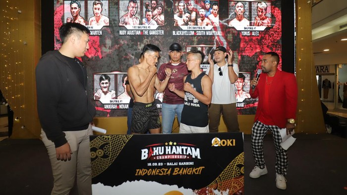 Baku Hantam Championship Session 3 Siap Digelar di Balai Sarbini Sejumlah Petarung melakukan sesi timbang badan dalam Baku Hantam ChampionshipΒ Session 3 di Jakarta, Jumat (15/9/2023). Ajang olahraga seni bela diri campuran atau Mixed Martial Arts (MMA) bertajuk Baku Hantam Championship akan kembali hadir pada 16 September 2023. Pertama kali hadir dua tahun lalu, edisi ketiga penyelenggaraan bakal digelar di Balai Sarbini, Jakarta Selatan.