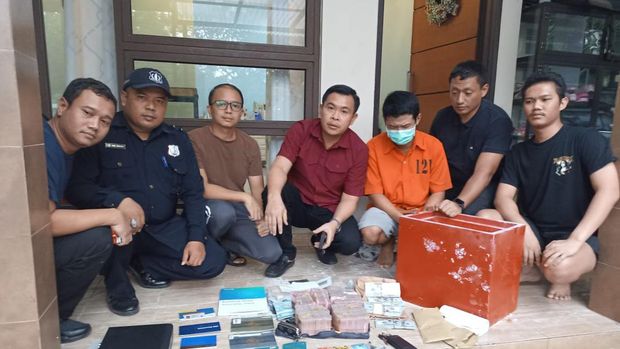 Bareskrim Polri menggeledah rumah kaki tangan gembong narkoba Fredy Pratama di Tangsel.