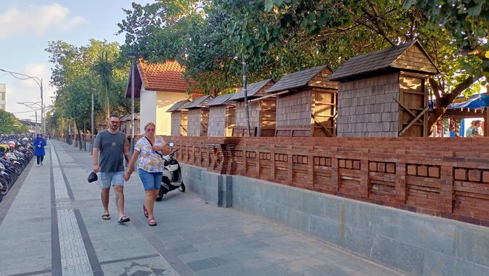 Beberapa gerobak pedagang yang tutup berjejer di sepanjang pagar Pantai Kuta yang selesai direnovasi, Jumat (15/9/2023).