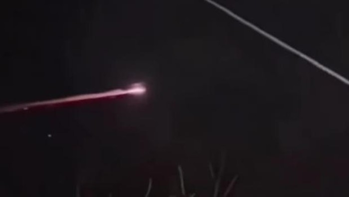 Tangkapan layar benda bercahaya melintas di langit Klaten viral di medsos.