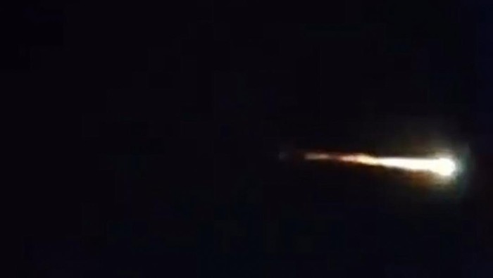 Benda diduga meteor di langit Cimahi.