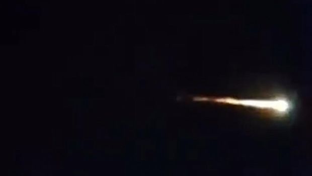 Benda diduga meteor di langit Cimahi.