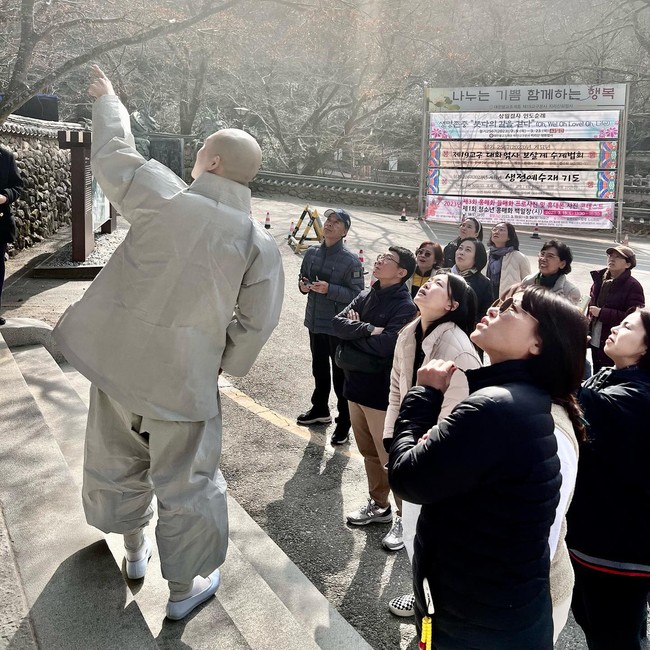 Begini potretnya bersama anak-anak yang membuat para penggemar gemas. Foto: Instagram @kkochsnim