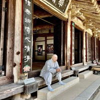 Beomjeong adalah biksu asal Hwaeomsa, Provinsi Jeolla, Korea Selatan. Pria tersebut jadi viral setelah sering mengunggah potretnya di media sosial. Banyak netizen menyandingkan wajahnya yang tampan dengan artis-artis terkenal. Meski sudah bertekad mengabdikan hidup untuk agama, ia masih digandrungi banyak wanita. Foto: Instagram @kkochsnim